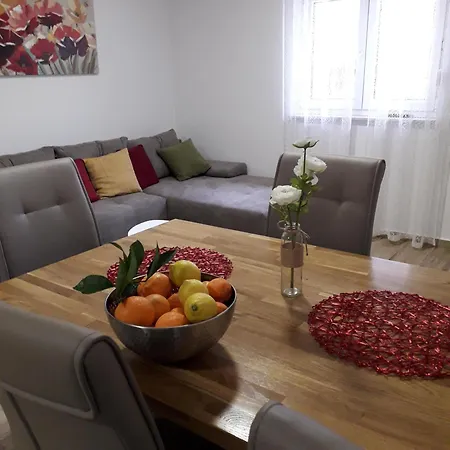 Im Erdgeschoss Apartment Vodice